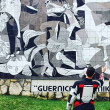 In Basco la U non si usa. Il paese infatti si scrive Gernika. Ad ogni modo, il Guernica di Picasso rimane il mio preferito!